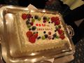 本日誕生日の社員のためのサプライズ。立派なケーキです